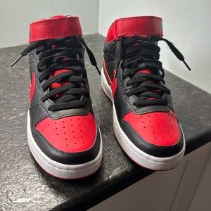 Nike Boys court mid size 6